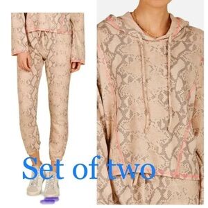 - Vintage Havana Snake Print set of two size M​​
Hoodie and Joggers Set